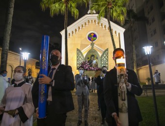 Procissão luminosa e missa solene iniciam comemorações do jubileu de 100 anos das novenas