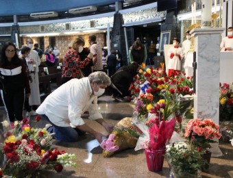 Devotos fazem homenagem floral a Nossa Senhora do Perpétuo Socorro