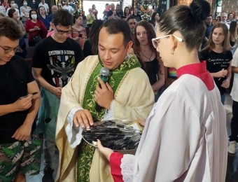 Jovens recebem canetas abençoadas na “Missa do Enem”para utilização nas provas deste domingo