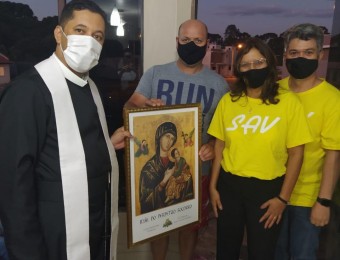 Ganhador da rifa do SAV recebe visita para entronização do ícone da Mãe do Perpétuo Socorro 