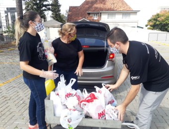 Drive-thru solidário arrecada 3 toneladas de donativos