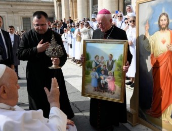 A bênção do Papa às relíquias da Família Ulma, recém beatificada na Polônia