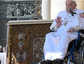O Papa: na doença, Deus não nos deixa sozinhos. Francisco chega de surpresa à Praça