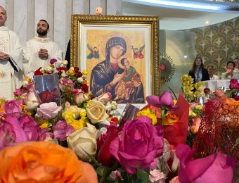 Devotos levam um mar de rosas a Maria no dia 27