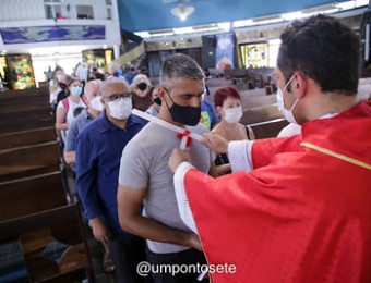 Comunicadores recebem bênção da garganta no Santuário do Perpétuo Socorro