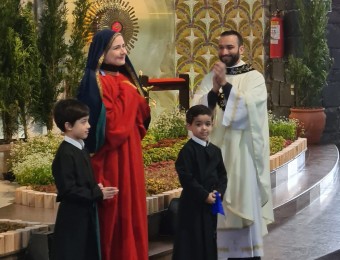 Procissão reúne centenas de Devotos Mirins de Nossa Senhora do Perpétuo Socorro em Curitiba