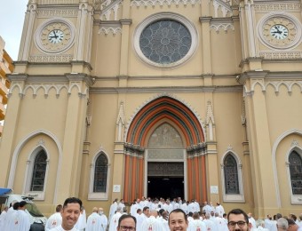 Missa dos Santos Óleos reúne padres e fiéis na Catedral, em Curitiba
