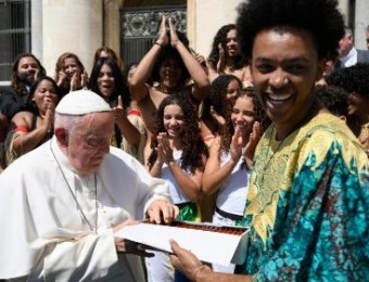O Brasil encanta o Papa na Audiência Geral com dança e capoeira