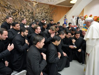 Papa pede aos sacerdotes que não sejam empregados do sagrado