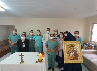 Peregrinação com o ícone no Hospital Instituto de Medicina e Cirurgia do Paraná