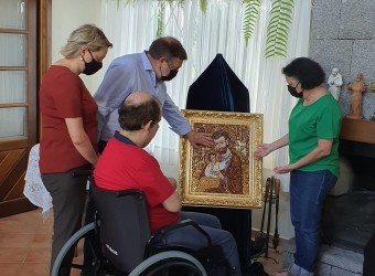 Peregrinação com o ícone na casa do senador Flávio Arns